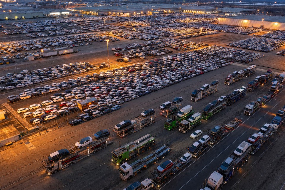 Logistikos terminalas iš viršaus su autovežiais ir automobilių aikštelėmis